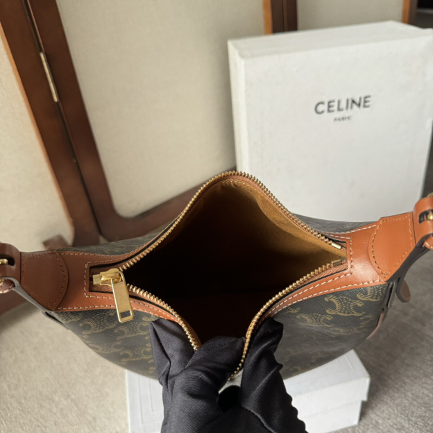セリーヌ「Celine」エロイーズ・トリアンフ スモールレザーショルダーバッグ