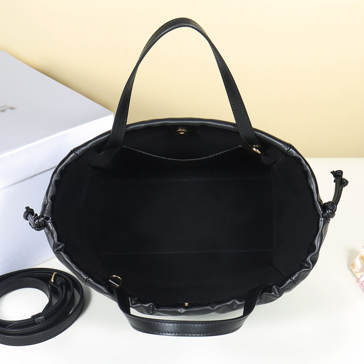 セリーヌ「Celine」トリアンンフ スムースレザー ドローストリングバッグ