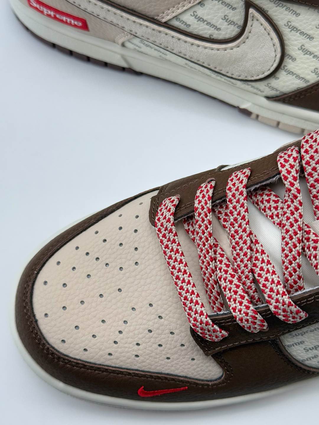 「コラボモデル」NIKE SB DUNK LOW x SUPREME "WHITE/BEIGE/RED STARRY" スケートシューズ