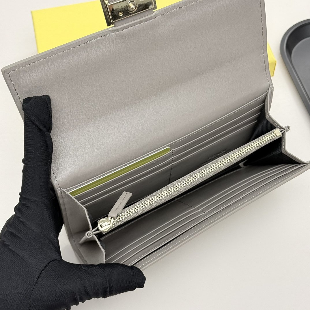 フェンディ「Fendi」マルチファンクション ロング財布