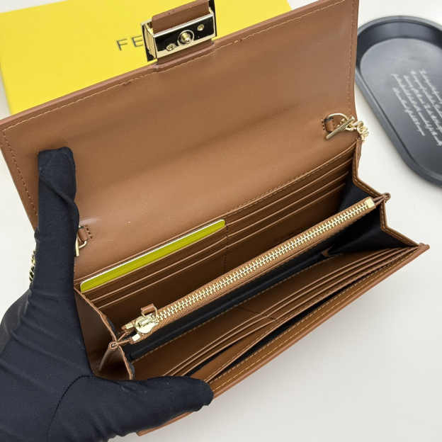フェンディ「Fendi」マルチファンクション チェーンウォレット