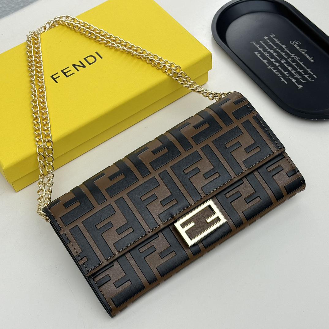 フェンディ「Fendi」マルチファンクション チェーンウォレット