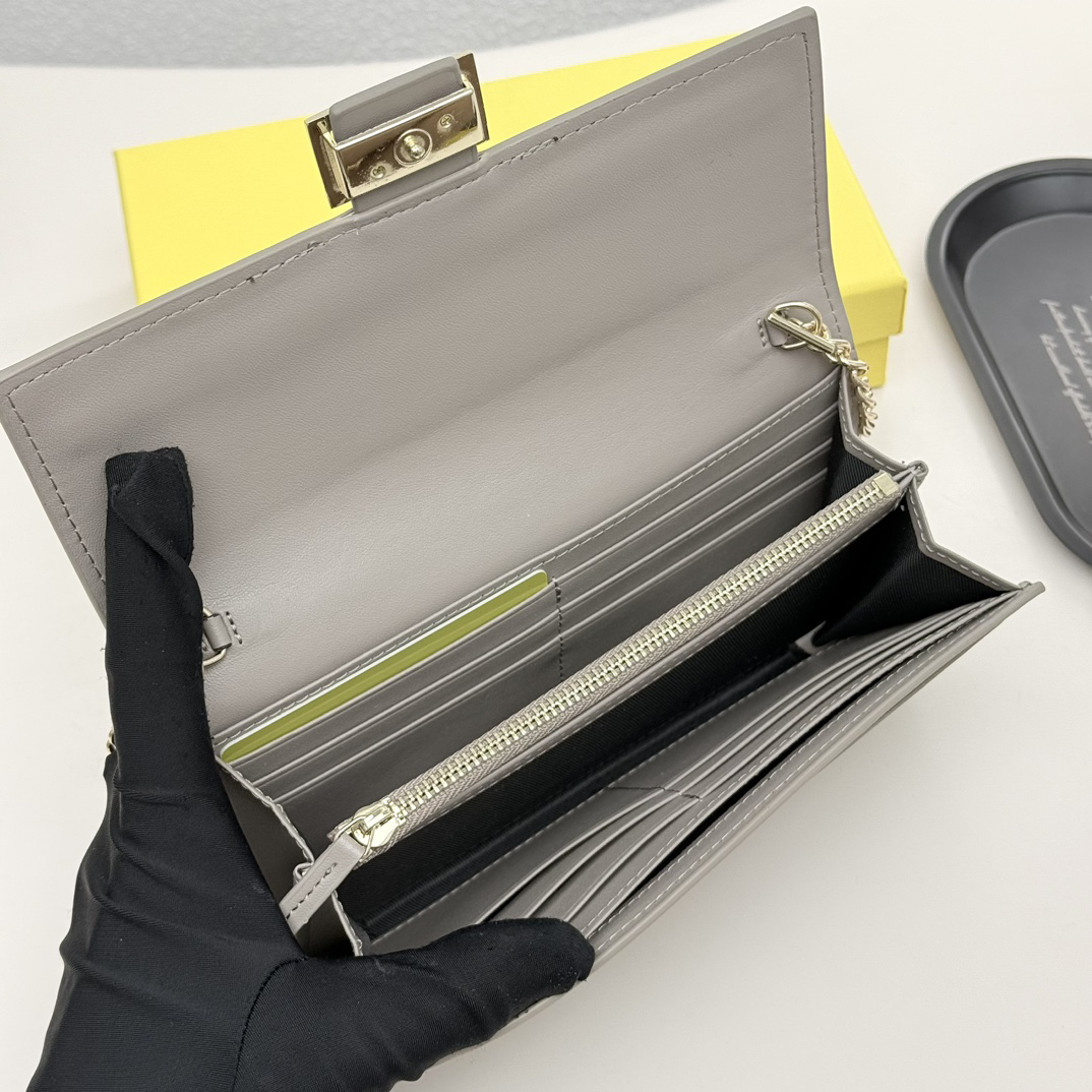 フェンディ「Fendi」マルチファンクション チェーンウォレット