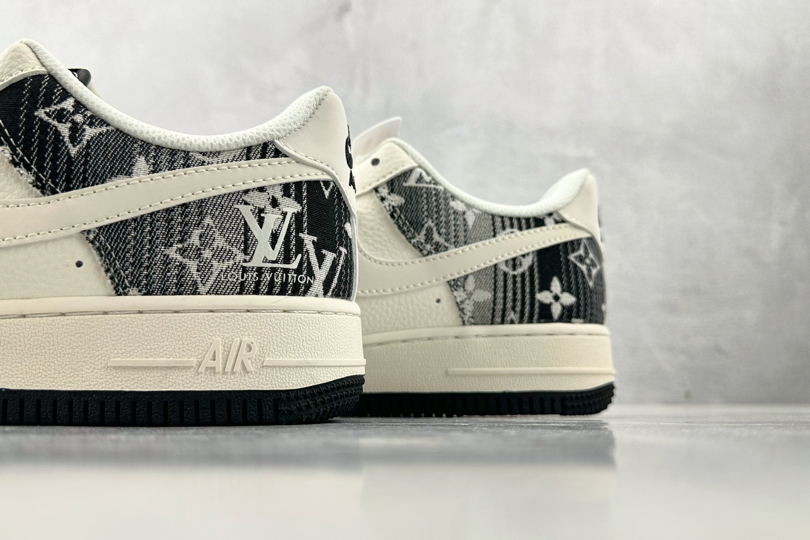 「コラボモデル」Louis Vuitton x Nike1 '07 スニーカー