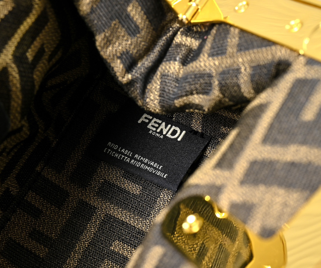 フェンディ「Fendi」 First ハンドバッグ
