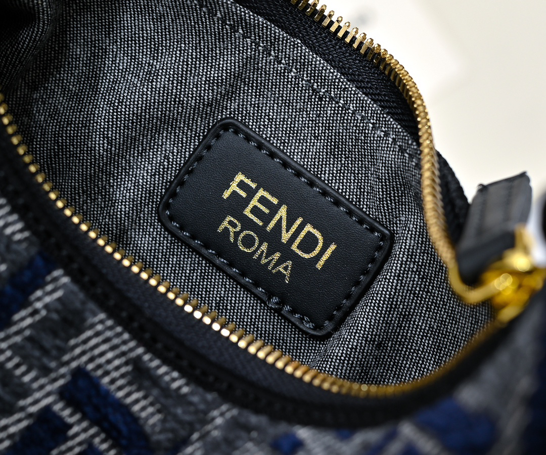 フェンディ「Fendi」Fendigraphyナノサイズ ホボバッグ