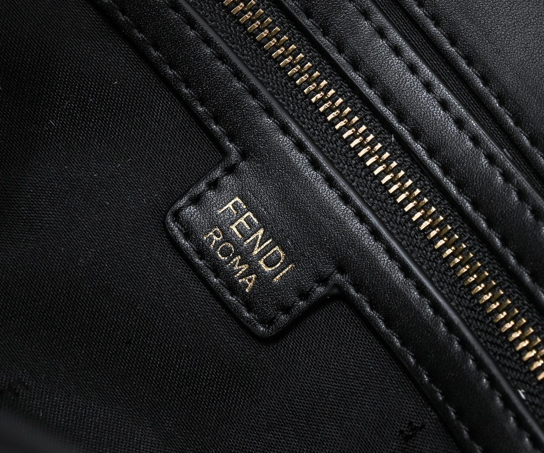 フェンディ「Fendi」Baguette レザー ショルダーバッグ