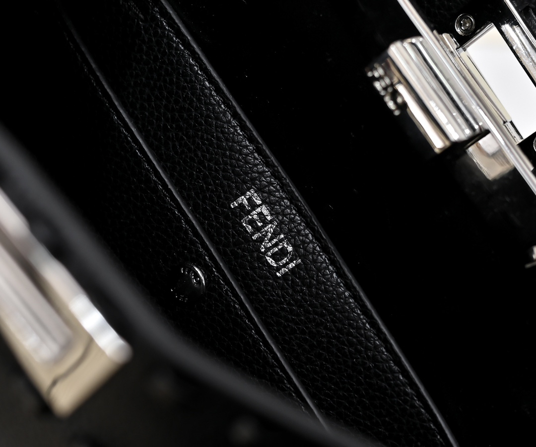 フェンディ「Fendi」Peekaboo Petite スモール ショルダーバッグ