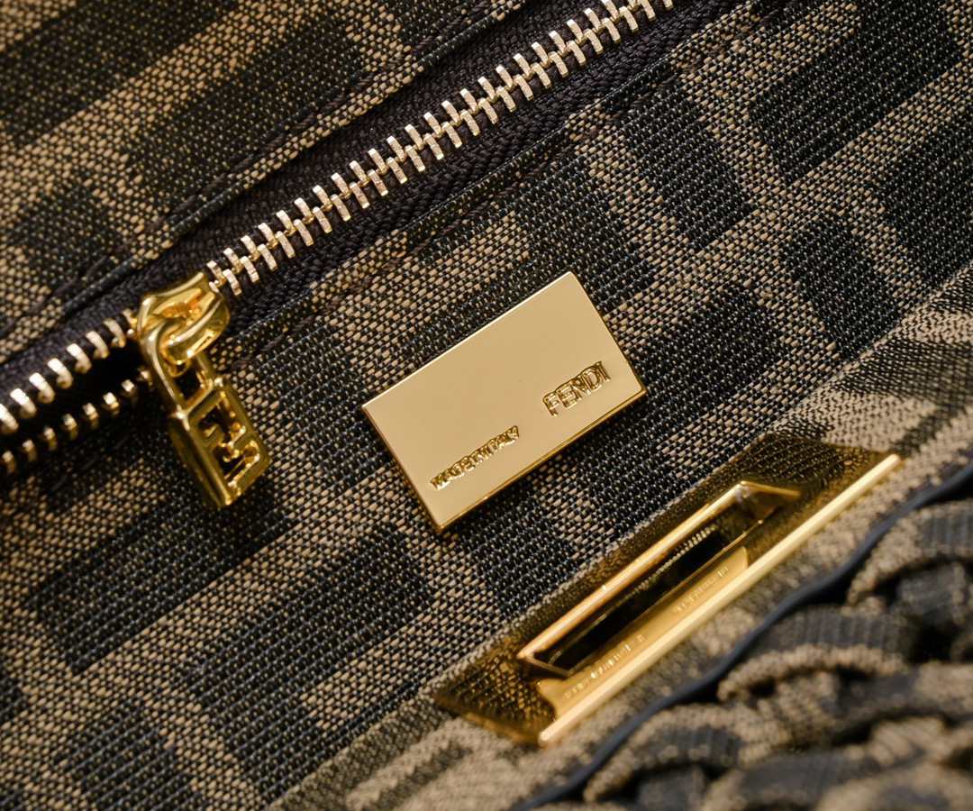 フェンディ「Fendi」Peekaboo ISeeU ミニ ショルダーバッグ