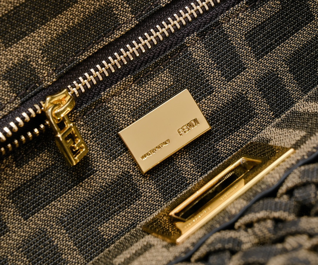 フェンディ「Fendi」Peekaboo ISeeU ミニ ショルダーバッグ