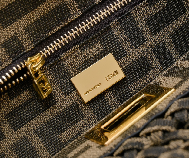 フェンディ「Fendi」Peekaboo ISeeU ミニ ショルダーバッグ