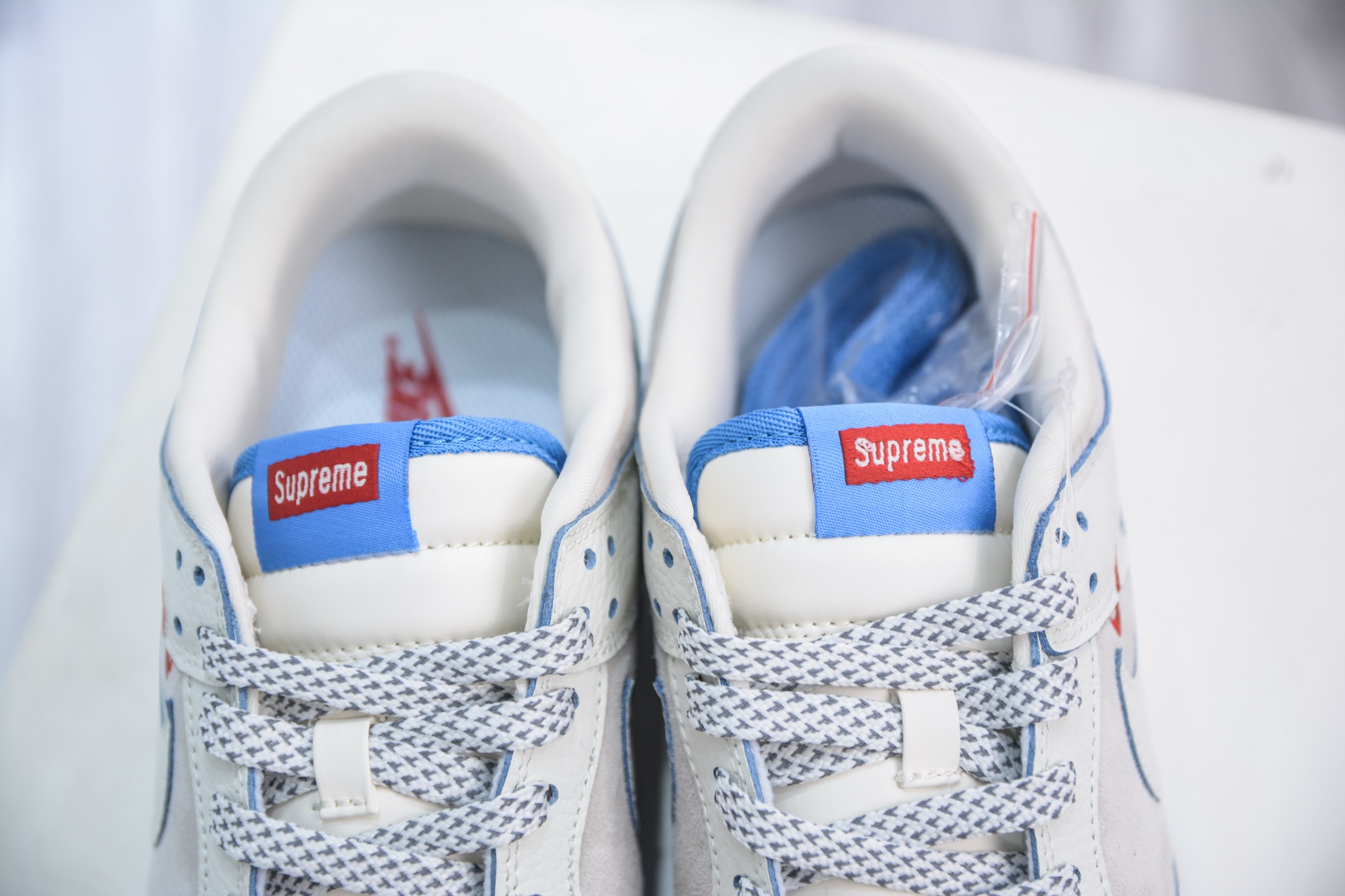 「コラボモデル」Supreme x Nike SB Dunk Low Pro QS "Triple Mini Swoosh"