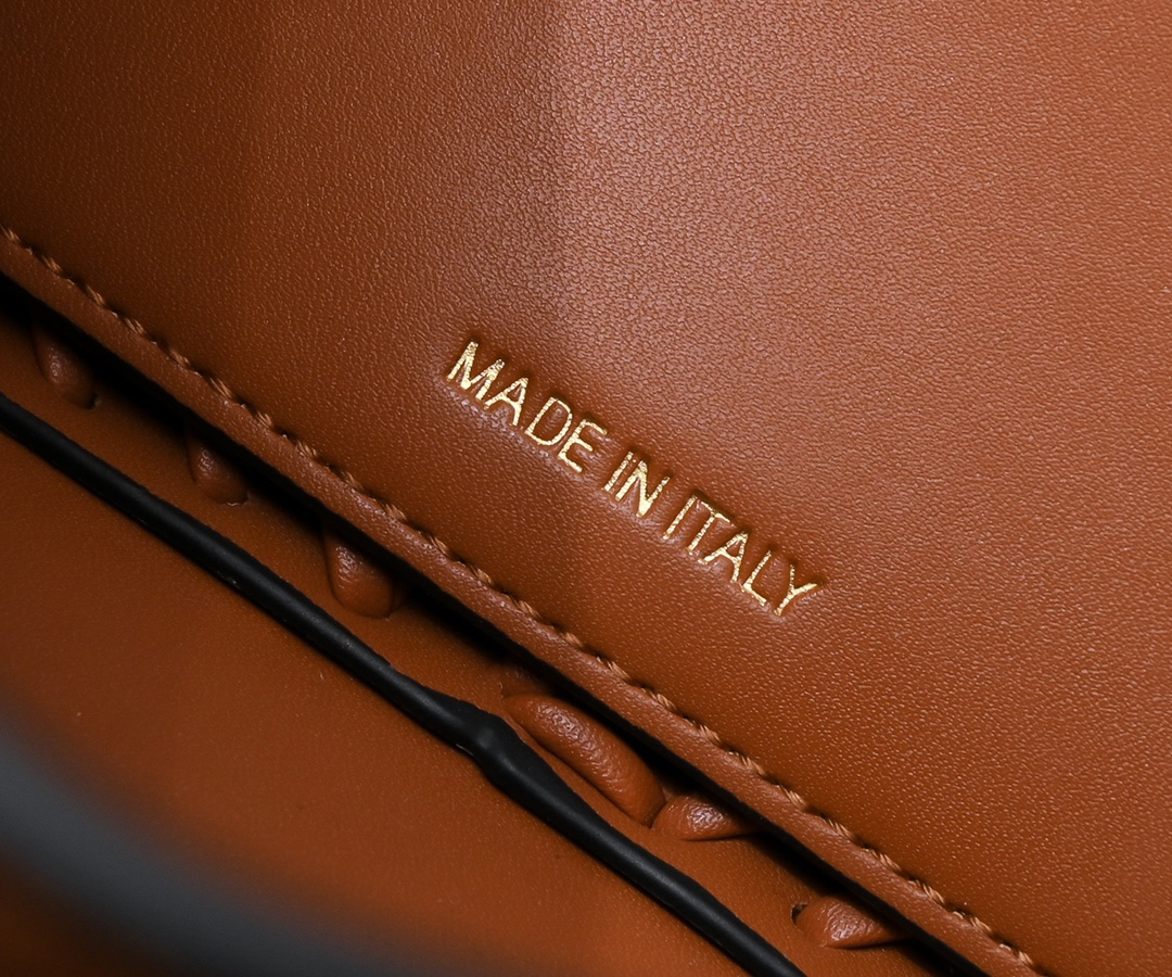 フェンディ「Fendi」 Baguette メディウム レザー ショルダーバッグ