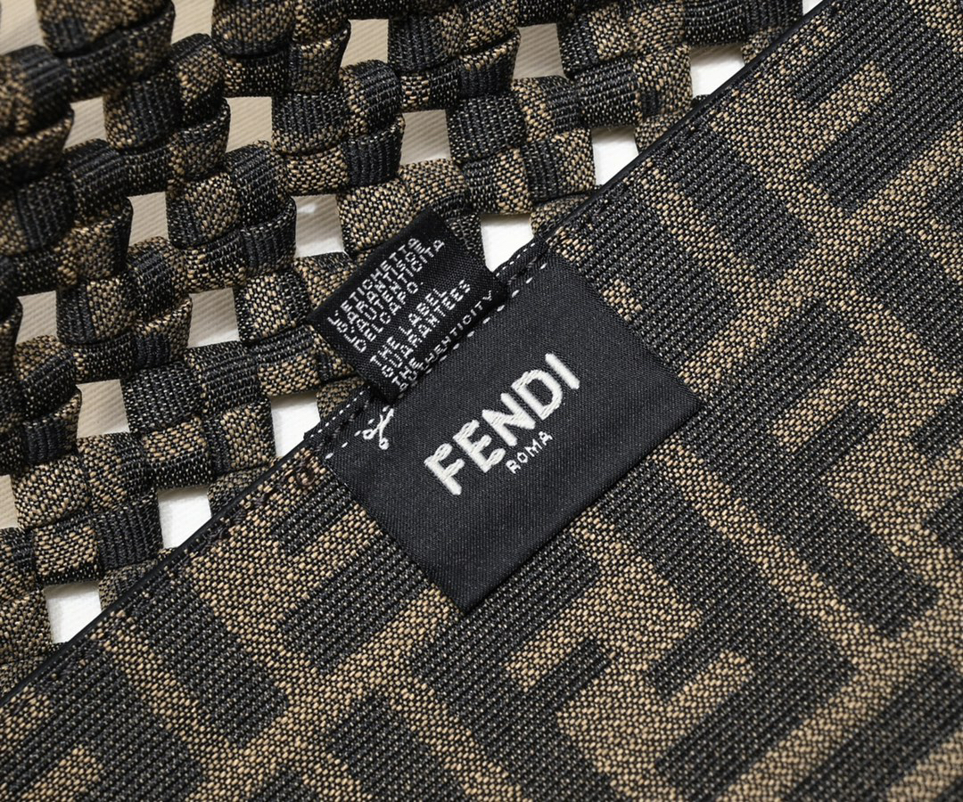 フェンディ「Fendi」FF Tote メディウム ショルダーバッグ