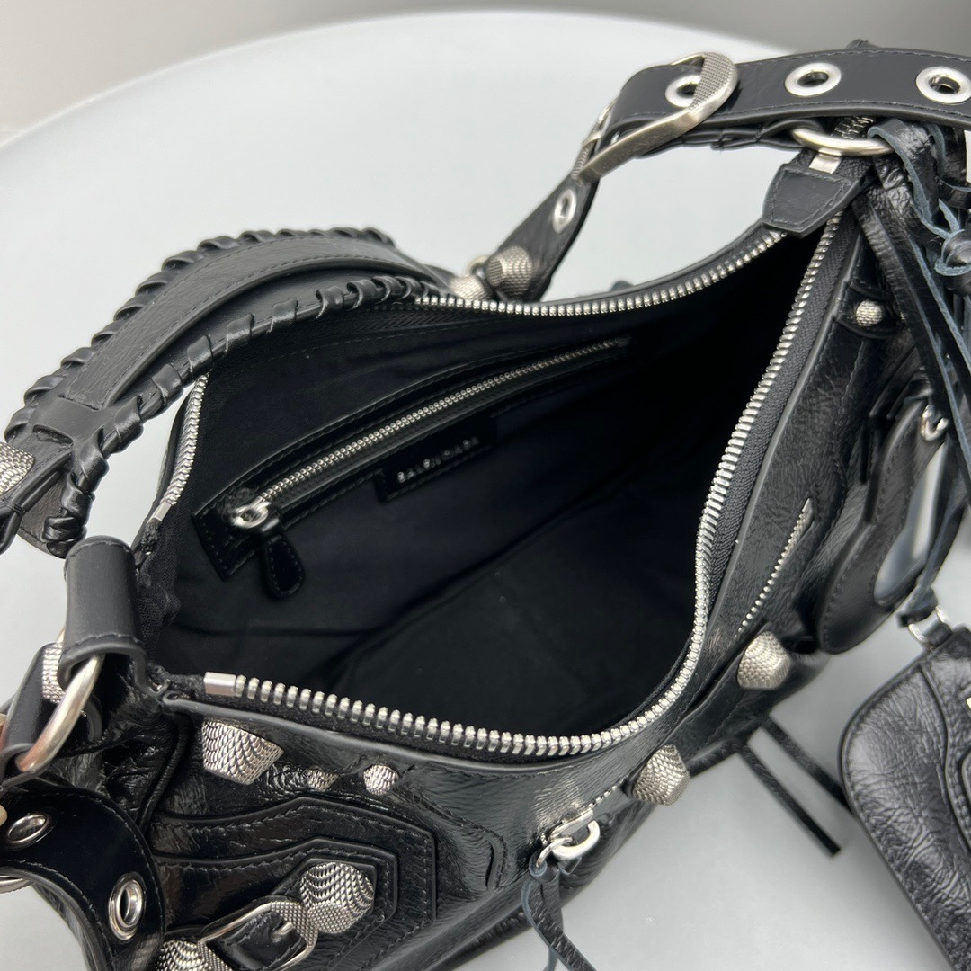 バレンシアガ「Balenciaga」 LE CAGOLE 半月型ショルダーバッグ