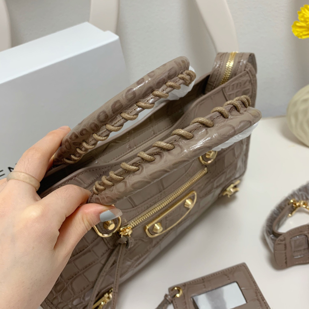 バレンシアガ「Balenciaga」Hourglass クロコダイルエンボス レザーバッグ