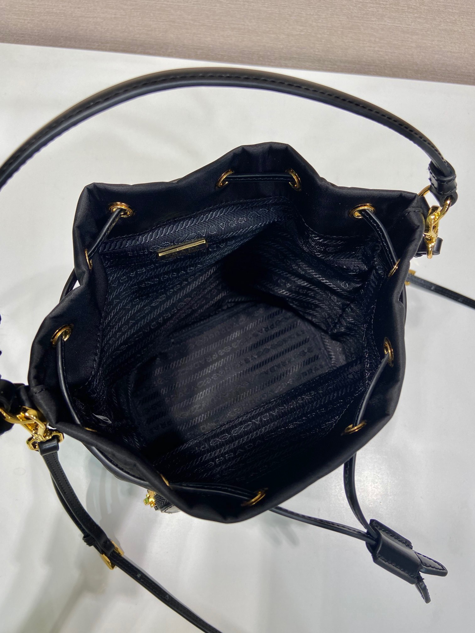 プラダ「Prada」  リニューサブルナイロン ミニバケットバッグ（Prada Re-Nylon Mini Bucket Bag）