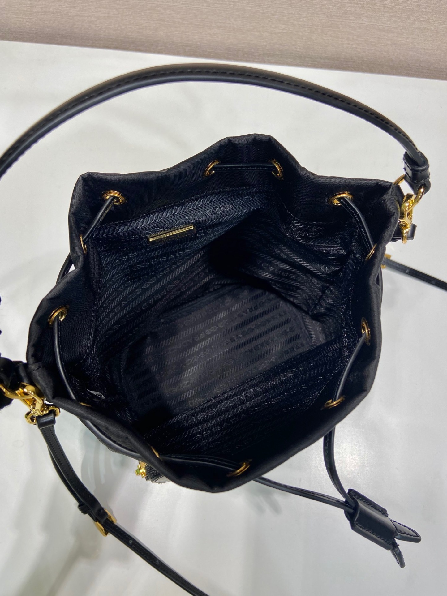 プラダ「Prada」  リニューサブルナイロン ミニバケットバッグ（Prada Re-Nylon Mini Bucket Bag）