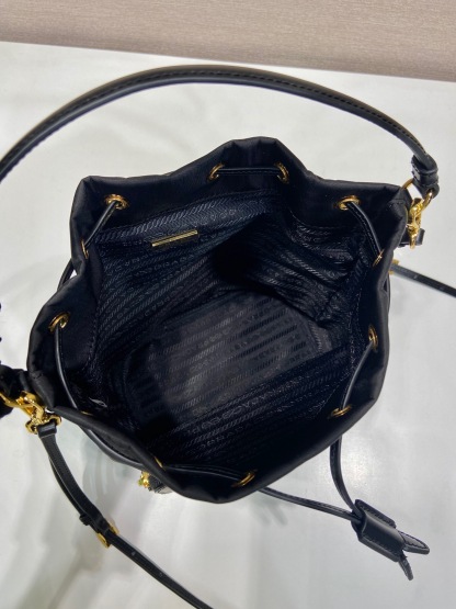 プラダ「Prada」  リニューサブルナイロン ミニバケットバッグ（Prada Re-Nylon Mini Bucket Bag）