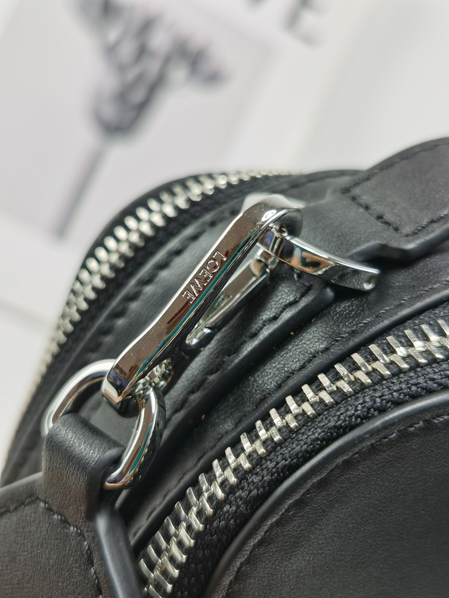 ロエベ「Loewe」ボディ カメラバッグ ミニ(サテンカーフ) カメラバッグ