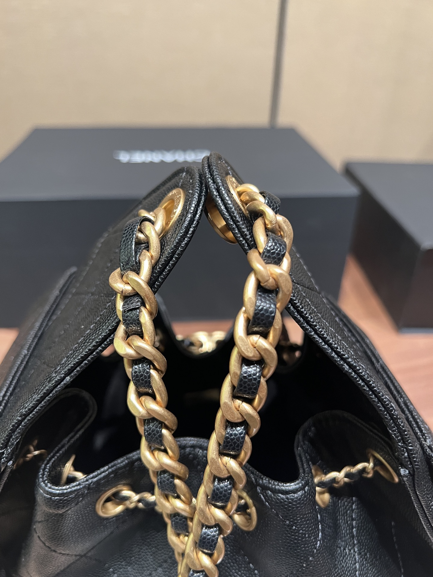 シャネル「Chanel」25S キャビアレザー ドローストリング バケットバッグ ブラック＆ゴールド