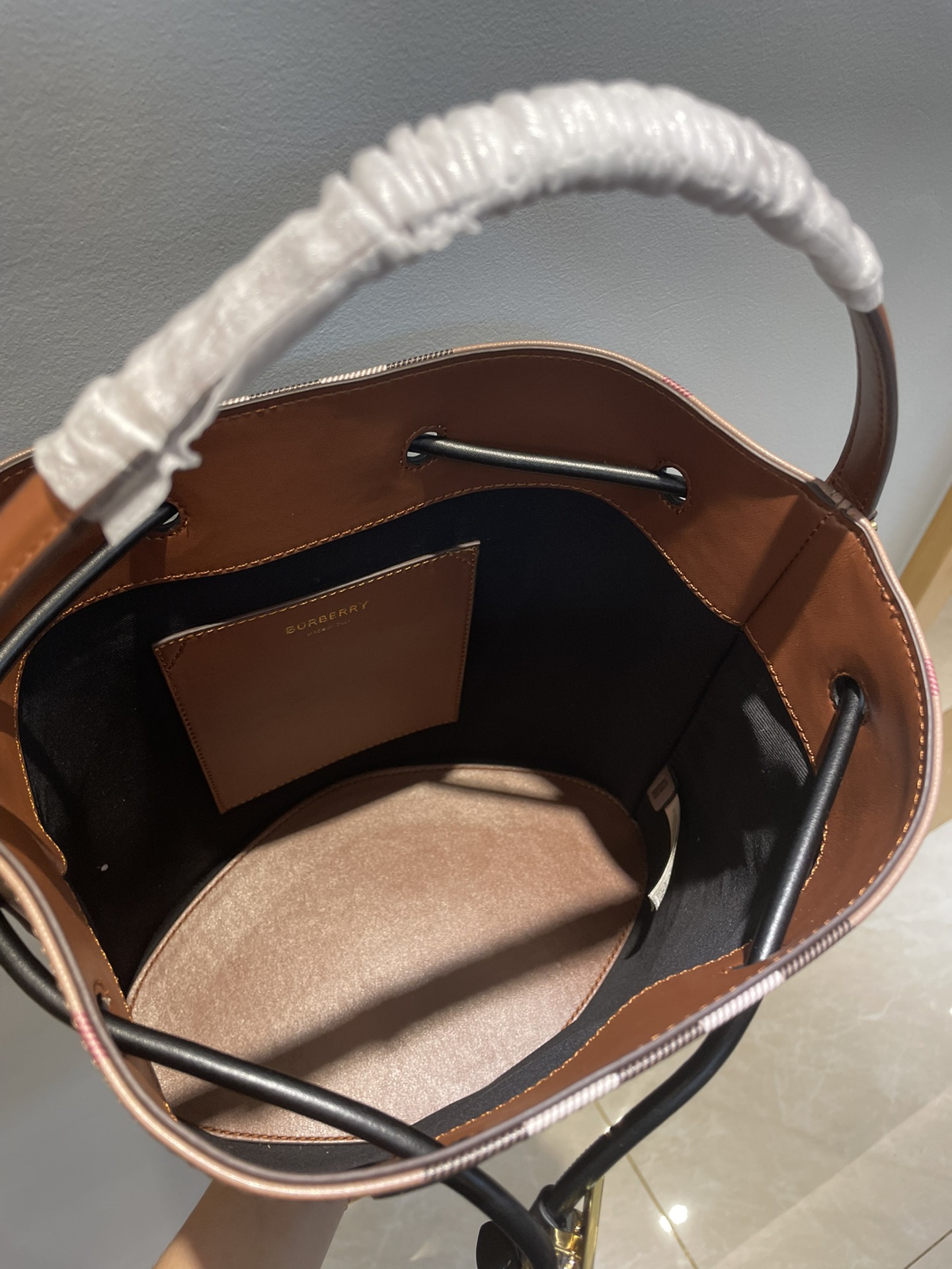 バーバリー「Burberry」TBモノグラム レザー&キャンバス ミニ ウォーターバッグ