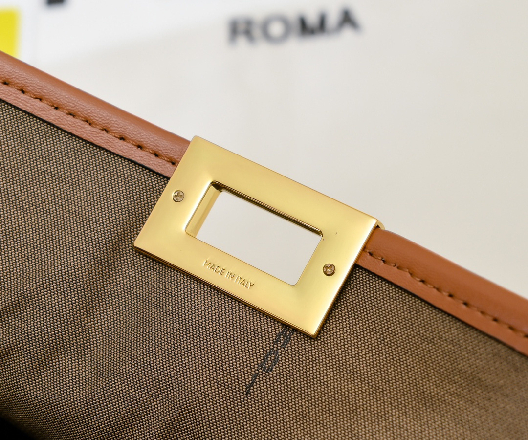 フェンディ「Fendi」  ピーカブー コレクション レザーショルダーバッグ