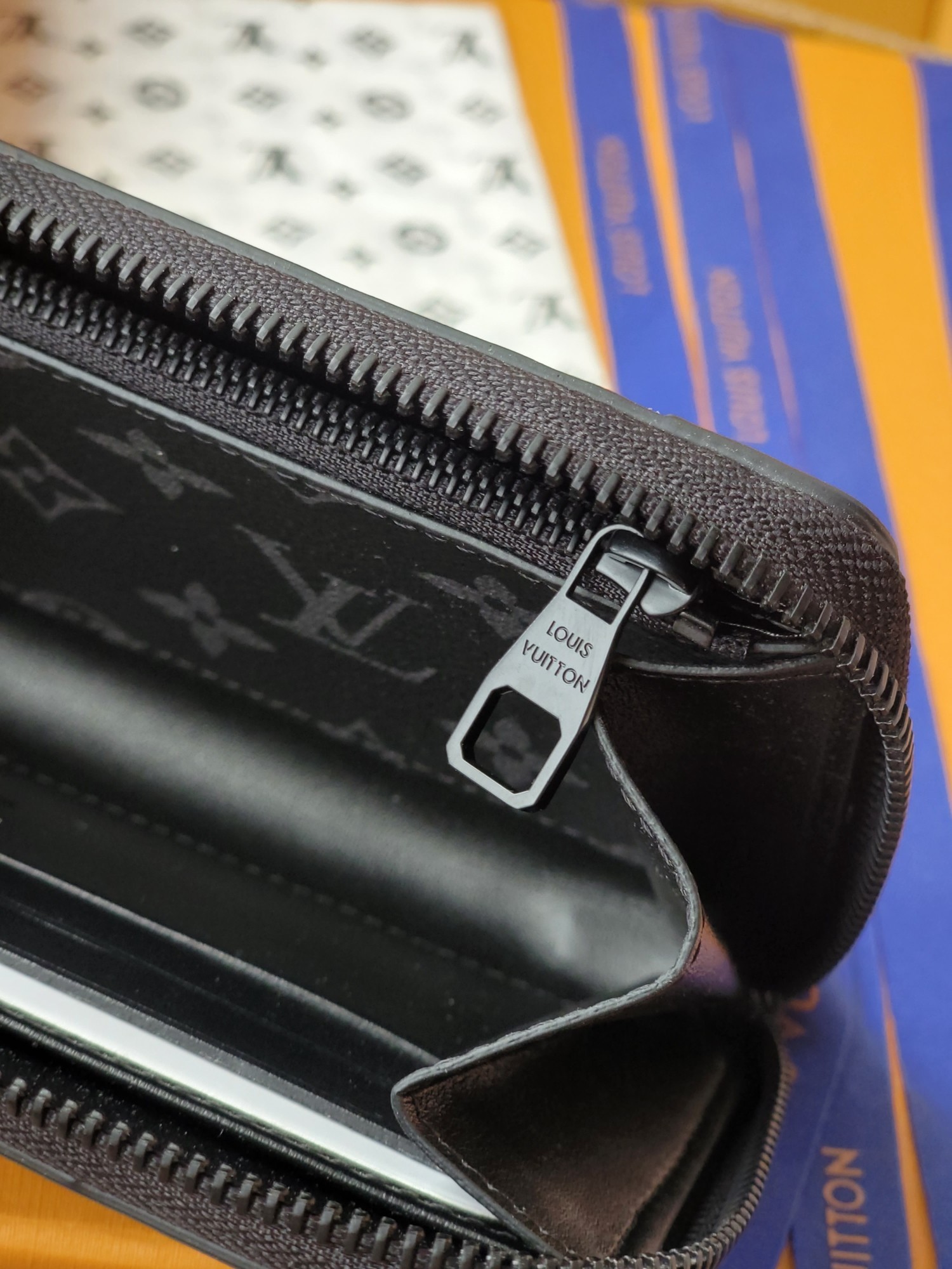 ルイ・ヴィトン「Louis Vuitton」TRUNK ラジッパー式長財布