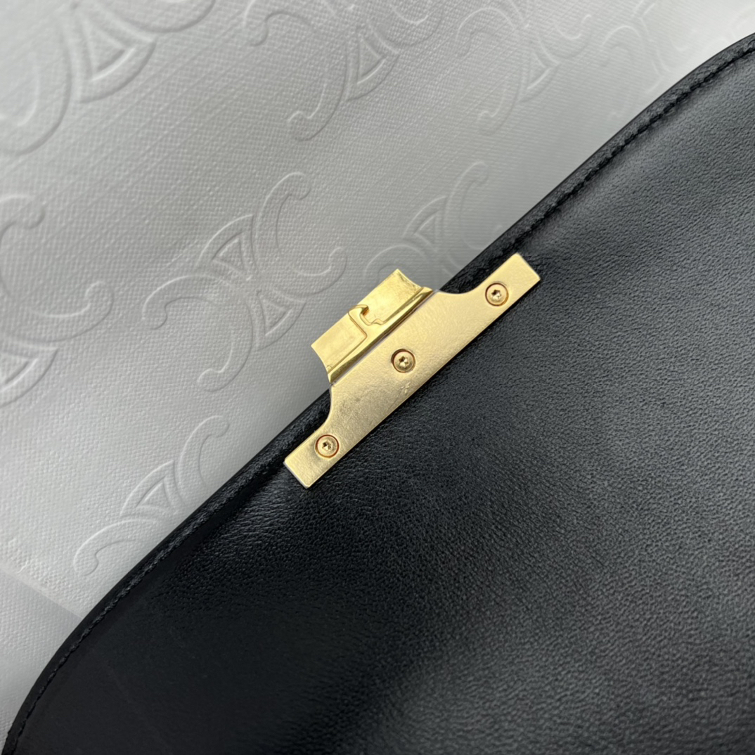 セリーヌ「Celine」トライアンンフェ 中サイズ グレーズドレザー ショルダーバッグ