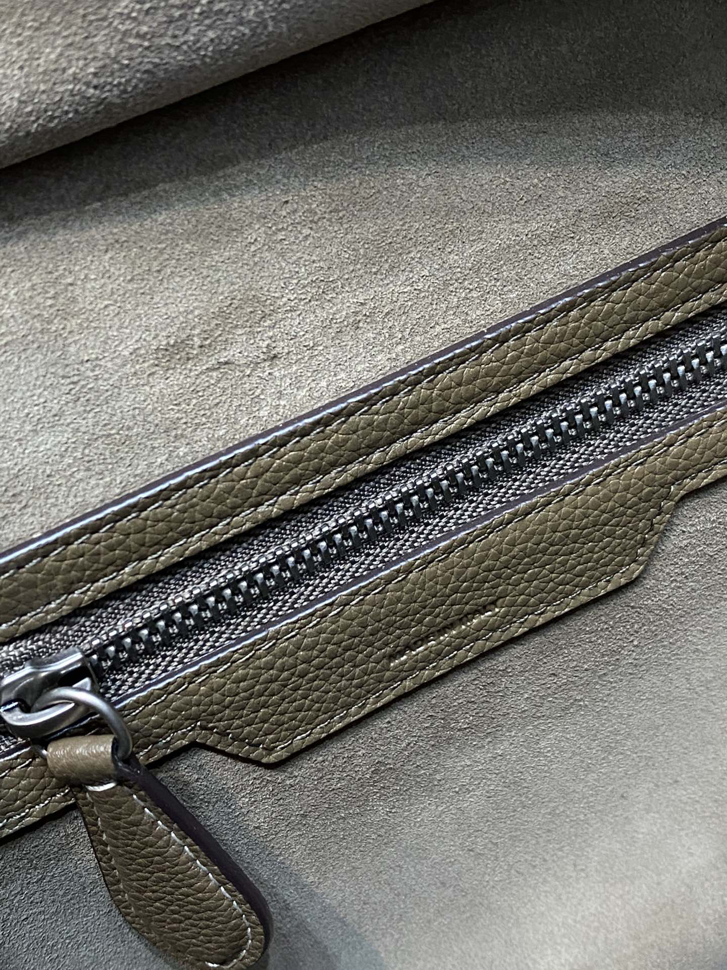 セリーヌ「Celine」ラゲージ マイクロ スムースレザー ショルダーバッグ