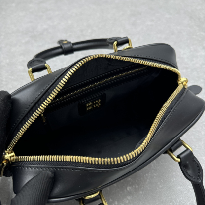 ミュウミュウ「Miu Miu」ソフティ パッド ボウリングバッグ ラムスキン