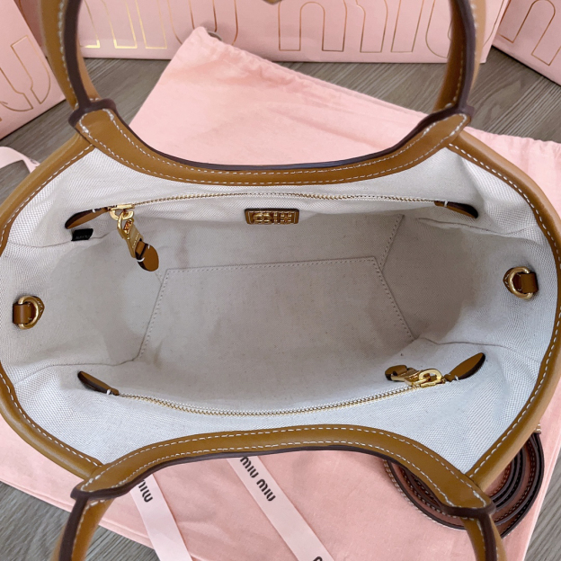 ミュウミュウ「Miu Miu」イセタン限定 トートバッグ スモール レザー