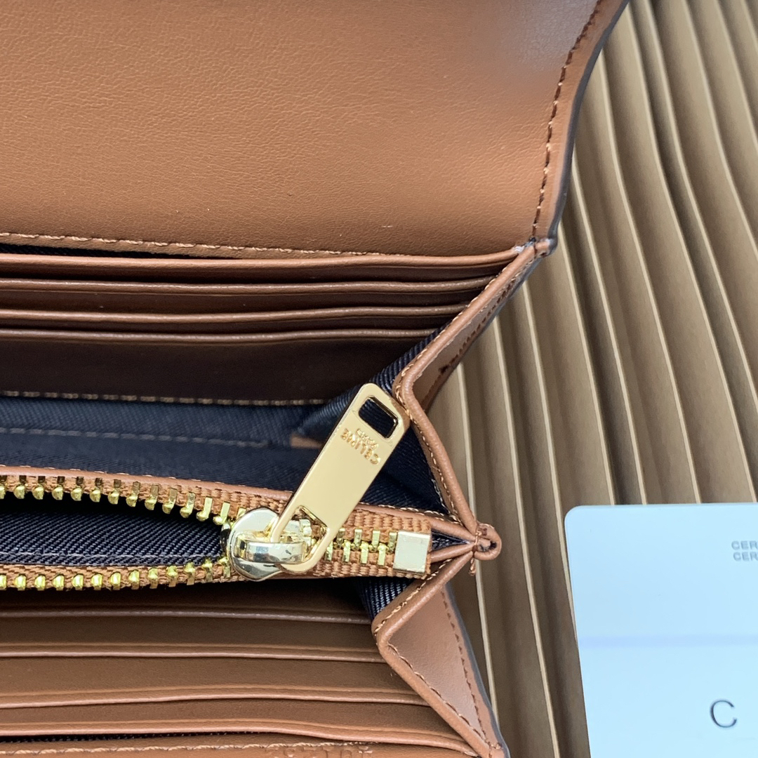 セリーヌ「Celine」トライアンンフェ ラージ グレーズドレザー ウォレット