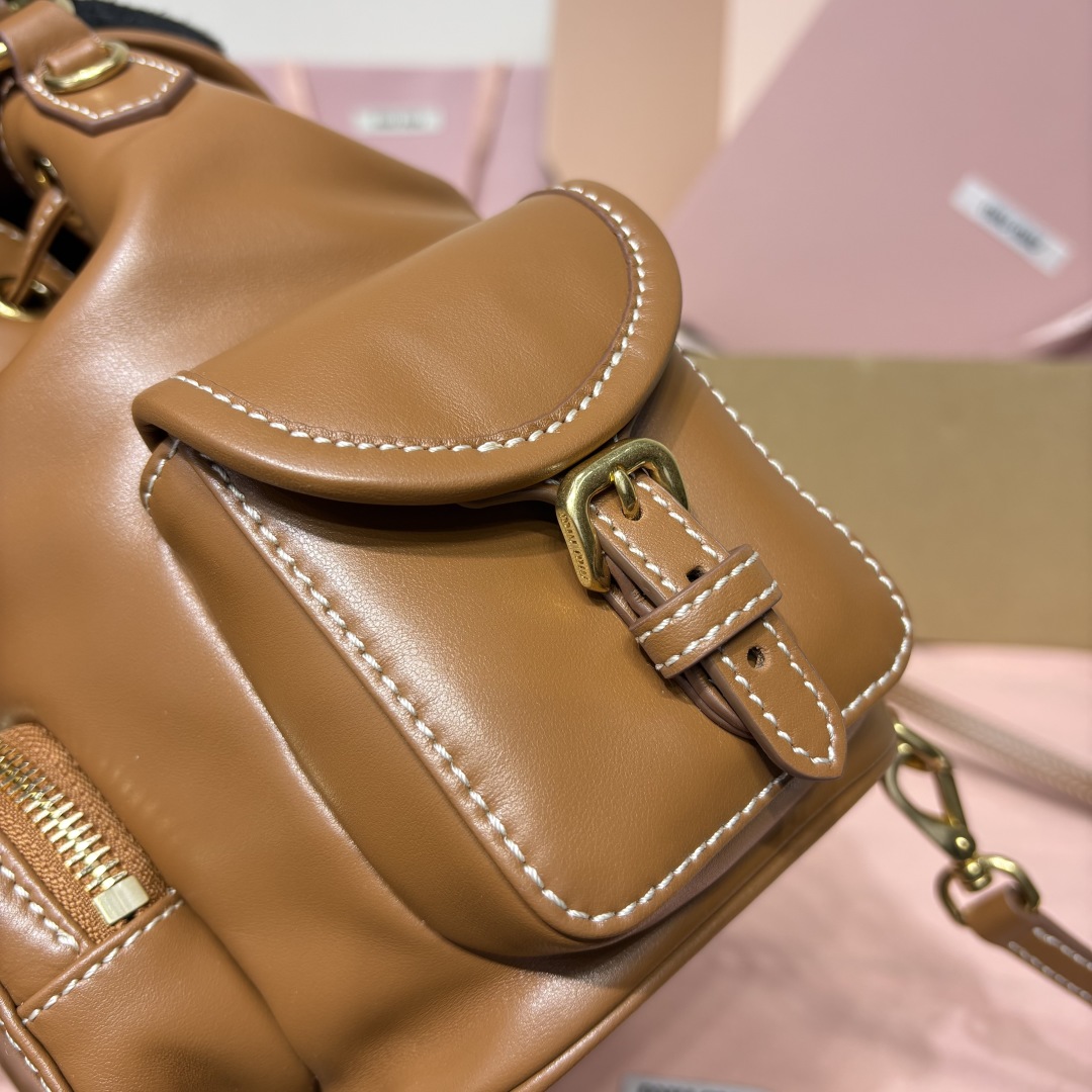 ミュウミュウ「Miu Miu」キャンパス バックパック レザー マルチポケット