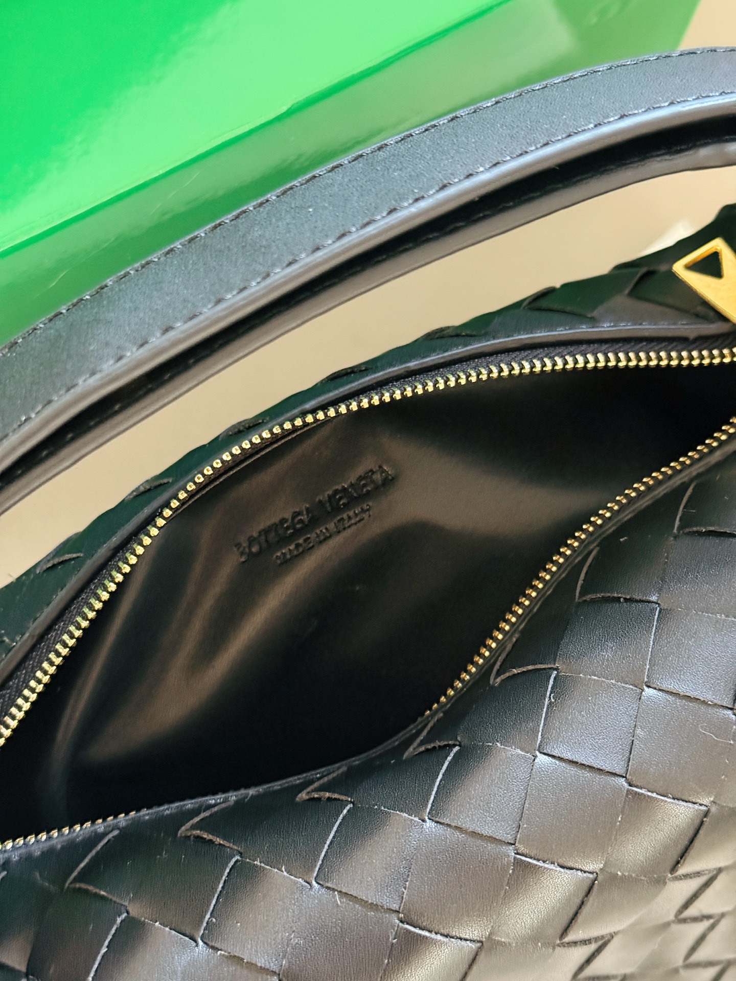 ボッテガ・ヴェネタ「Bottega Veneta」ウォレス レザー ショルダーバッグ