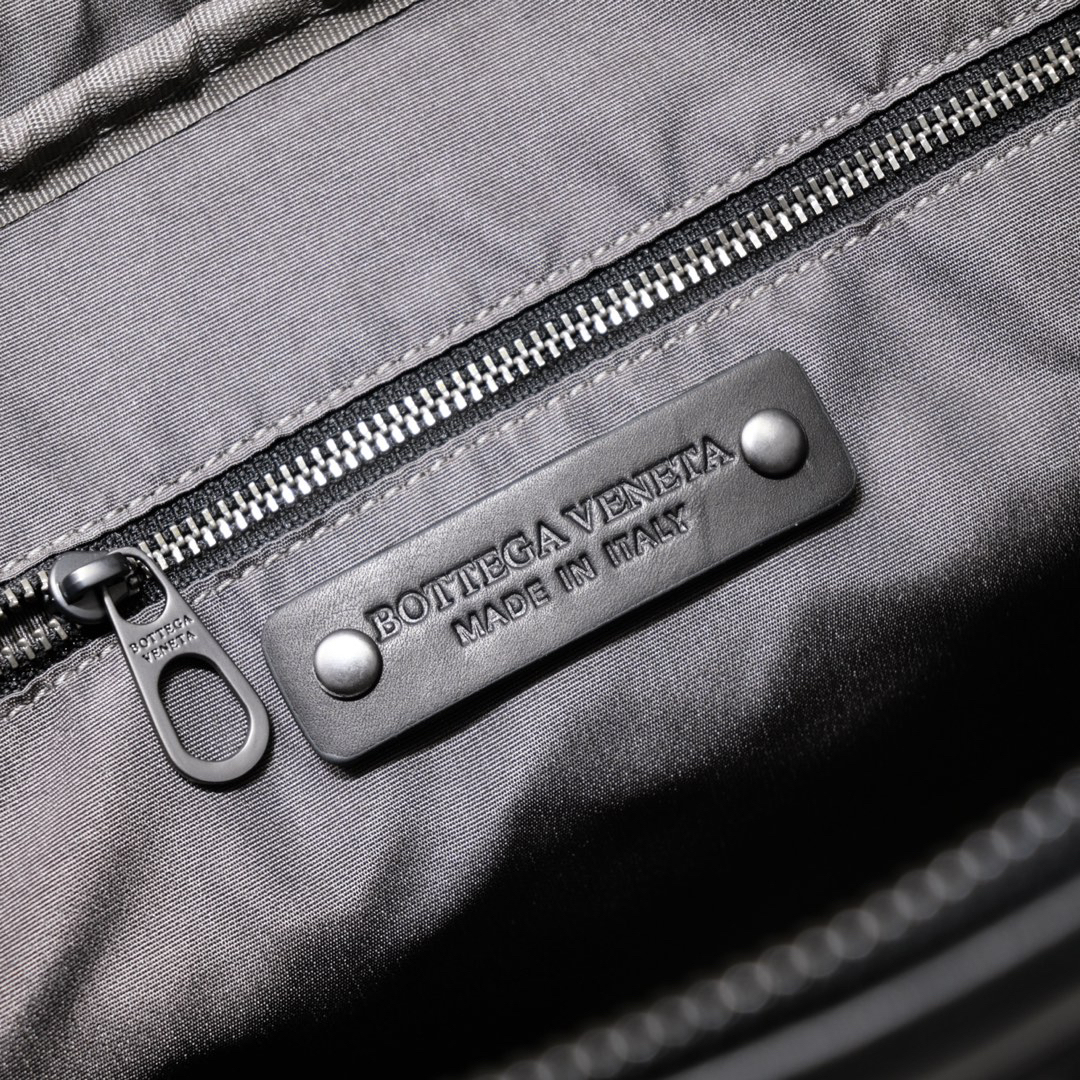 ボッテガ・ヴェネタ「Bottega Veneta」イントレチャート ブリーフケース メンズ ワックスドカルフレザー