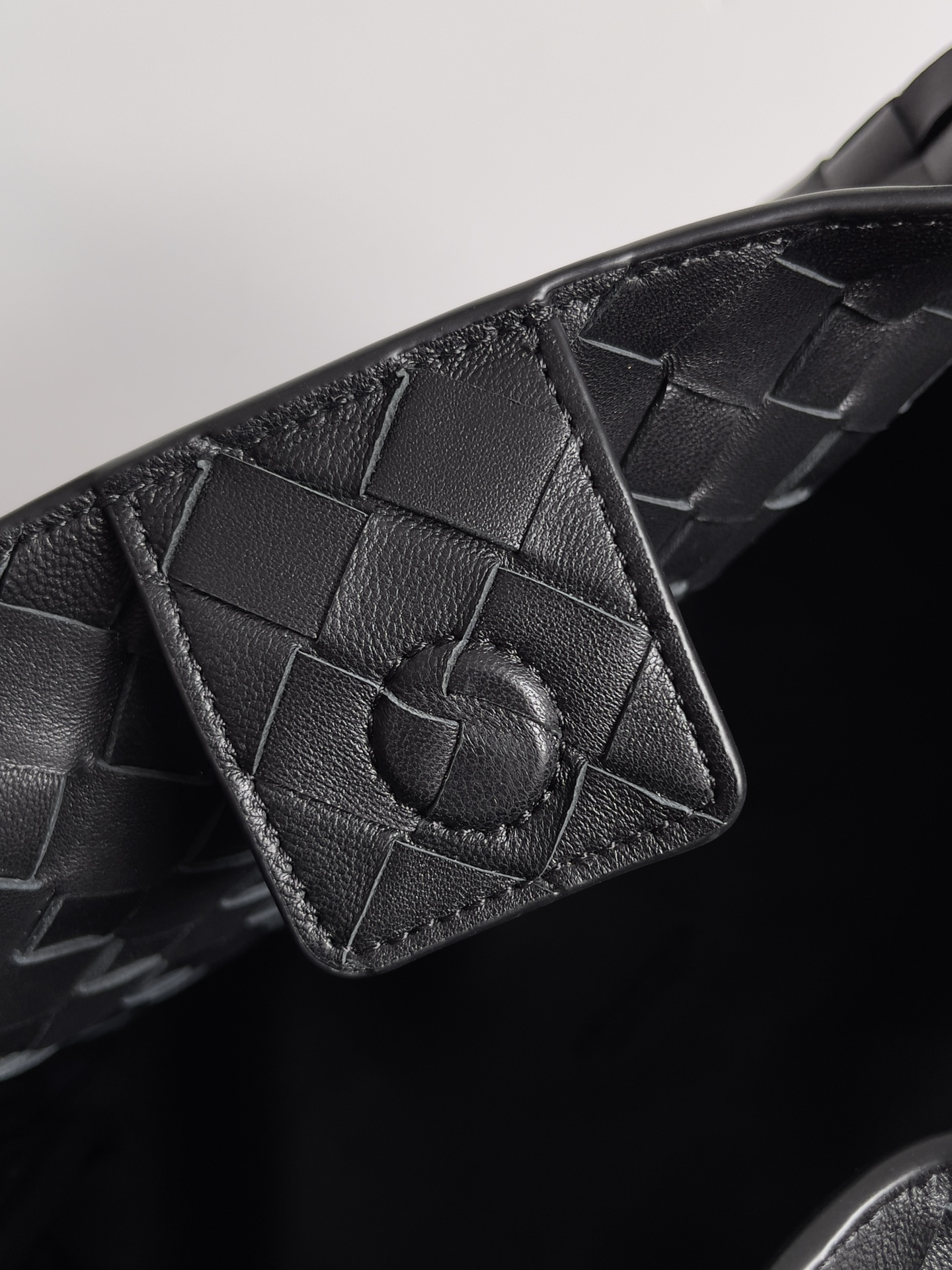 ボッテガ・ヴェネタ「Bottega Veneta」Andiamo Parachute レザーショルダーバッグ