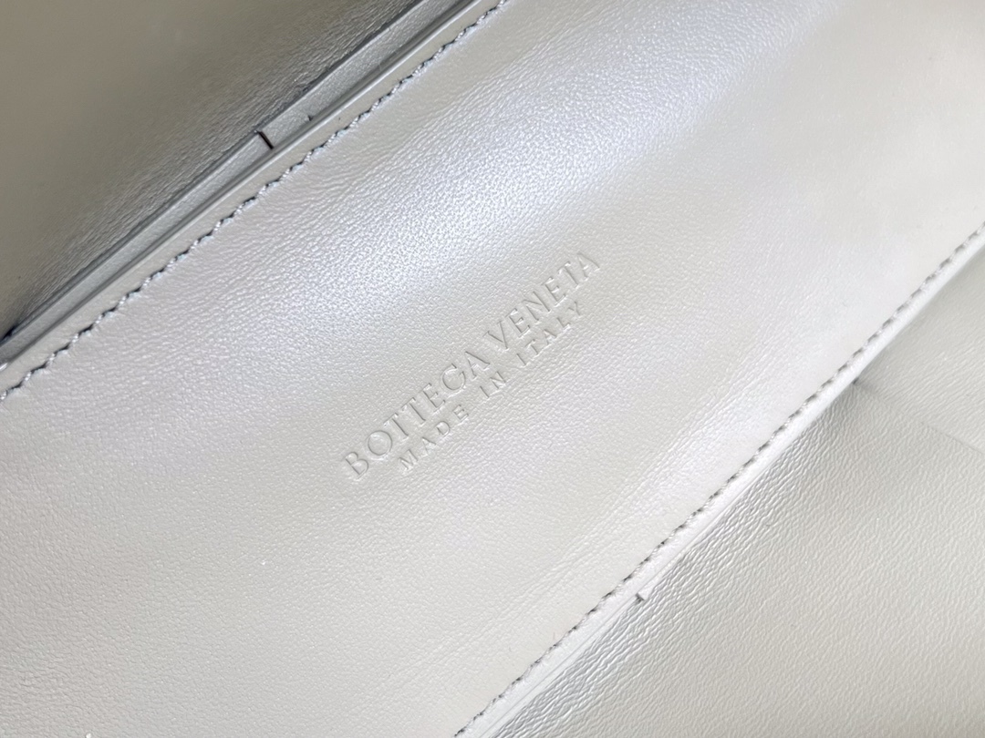 ボッテガ・ヴェネタ「Bottega Veneta」Mini Tote 3GG ショルダーバッグ