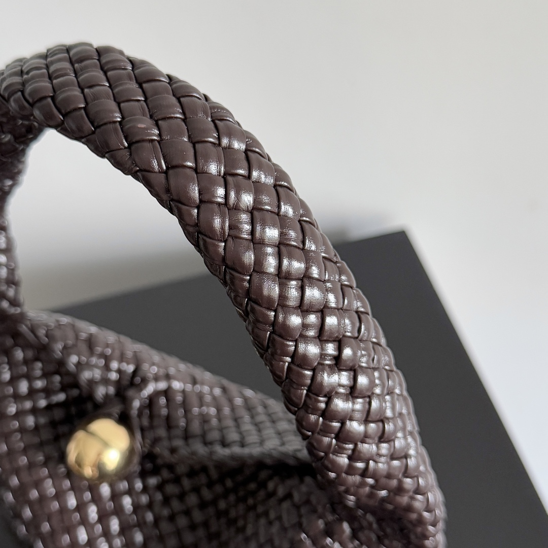 ボッテガ・ヴェネタ「Bottega Veneta」イントレチャート レザー ショルダーバッグ