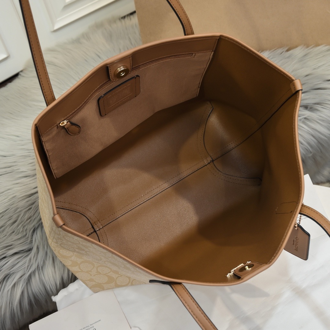 コーチ「Coach」ラージトートバッグ