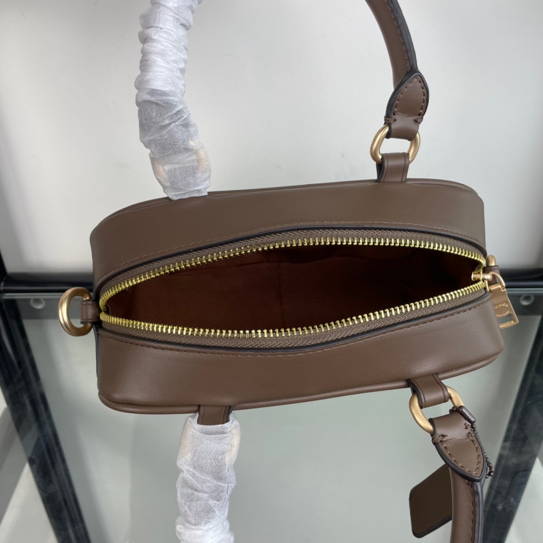 コーチ「Coach」レザー アンダーアームバッグ