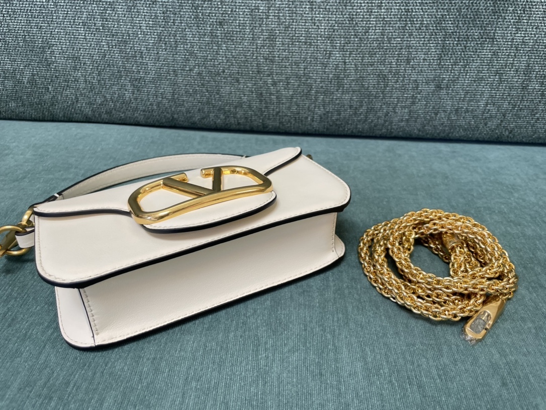 ヴァレンティノ「Valentino」 GARAVANI MINILOC ショルダーバッグ