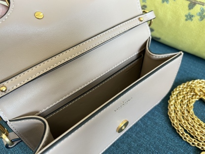 ヴァレンティノ「Valentino」 GARAVANI MINI LOCÒ チェーンバッグ