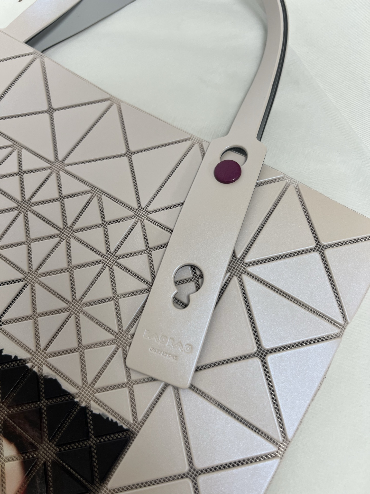 「コラボモデル」イッセイミヤケ × LABUBU ルーセントトートバッグ