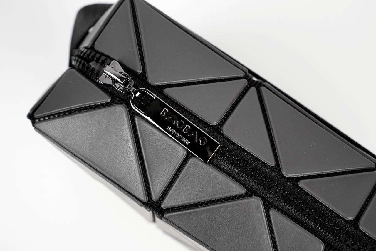 イッセイ・ミヤケ「Issey Miyake」プレッソ チャコールグレーショルダーバッグ