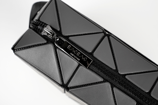 イッセイ・ミヤケ「Issey Miyake」プレッソ チャコールグレーショルダーバッグ