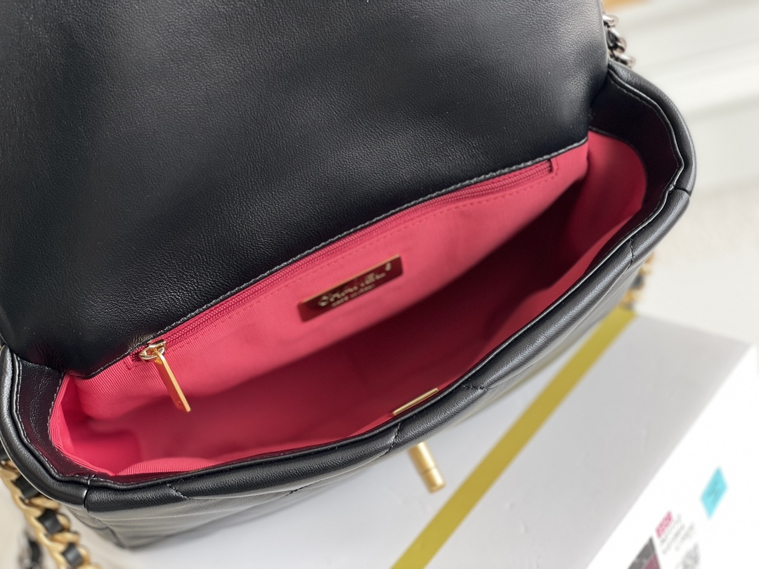 シャネル「Chanel」Classic Shoulder Bag