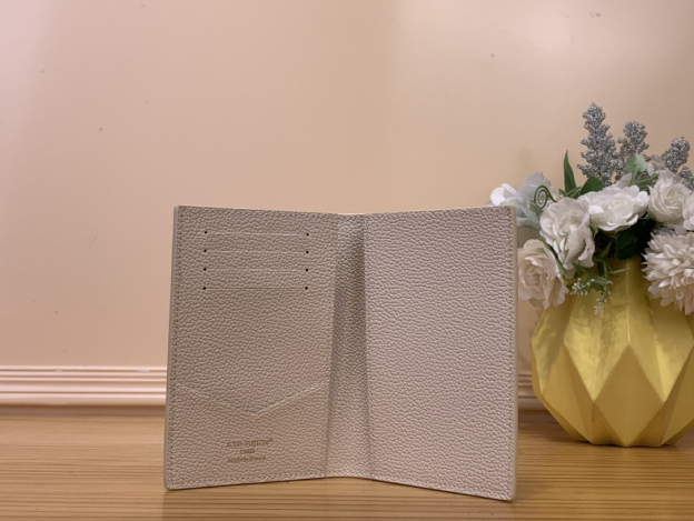 ルイ・ヴィトン「Louis Vuitton」パスポートホルダー