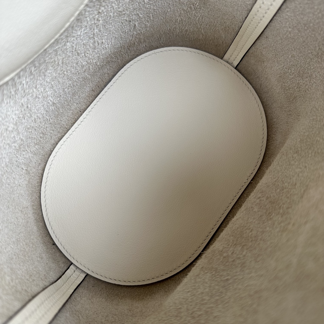 エルメス「Hermès」In-the-Loop 18 ハンドバッグ