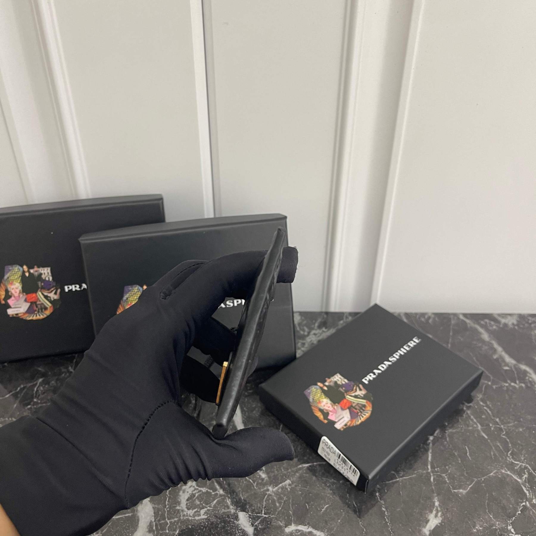 プラダ「Prada」レザーカルディケース